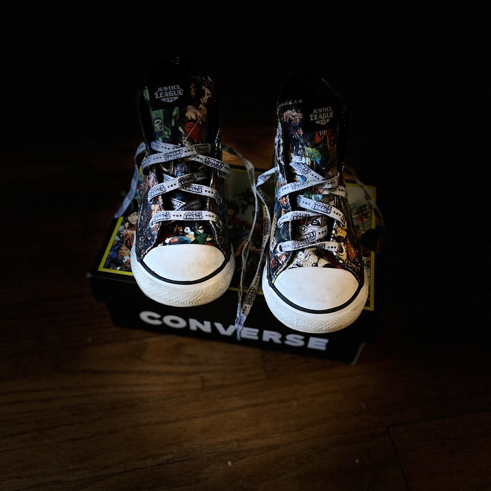 Justice league chucks unisex size 10 kids